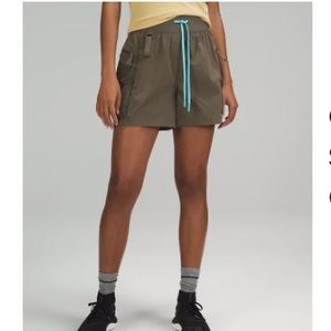 lululemon multi-pocket cargo high-rise hiking short 5” size 6